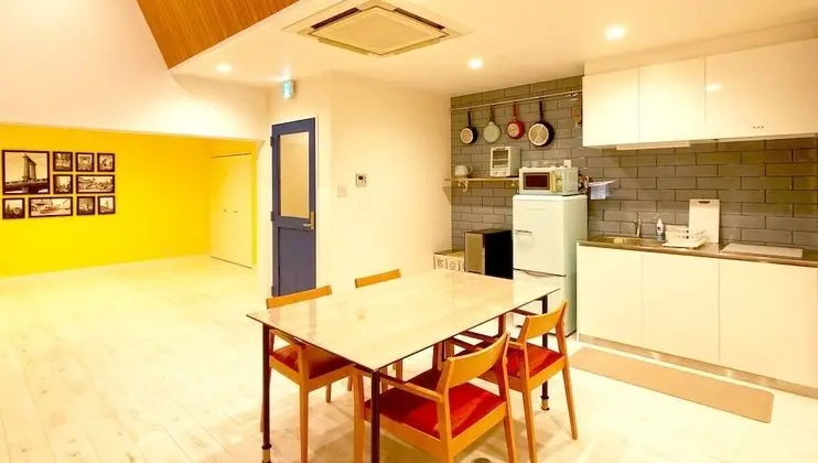 Dört Kişilik Oda, Sigara İçilmez, Okyanus Manzaralı (TEN)