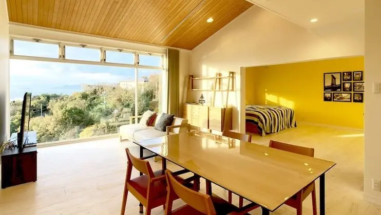 Dört Kişilik Oda, Sigara İçilmez, Okyanus Manzaralı (TEN)