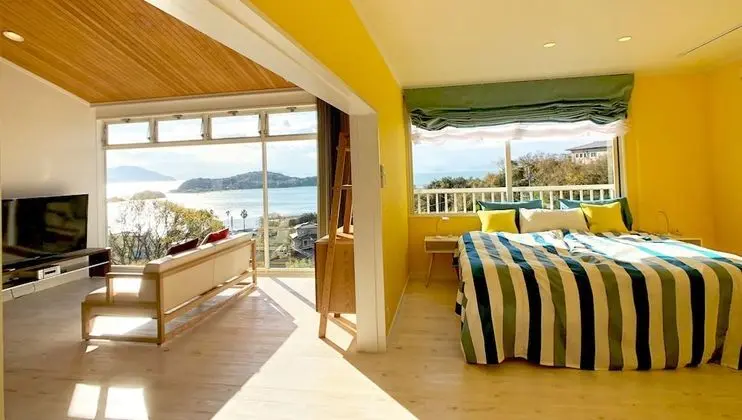 Dört Kişilik Oda, Sigara İçilmez, Okyanus Manzaralı (TEN)