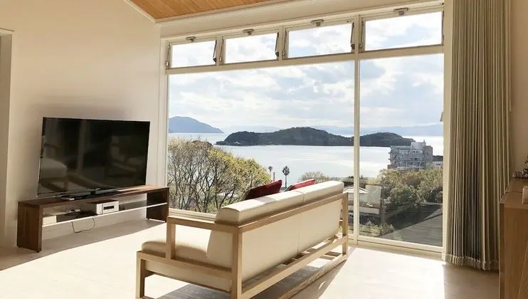 Dört Kişilik Oda, Sigara İçilmez, Okyanus Manzaralı (TEN)