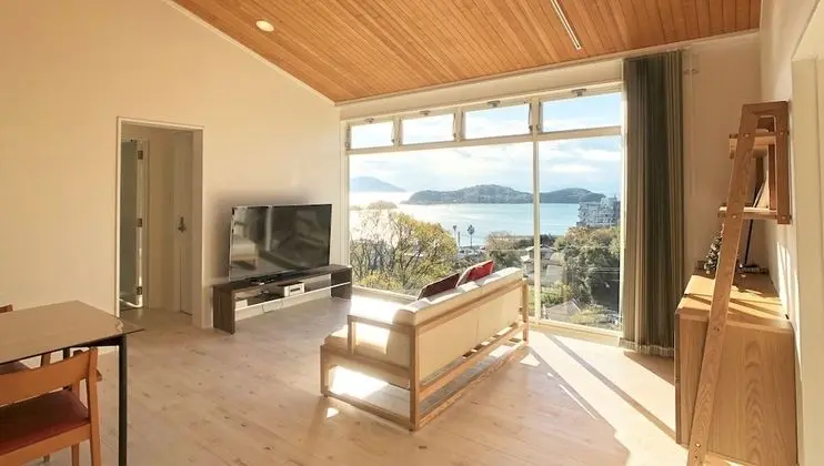 Dört Kişilik Oda, Sigara İçilmez, Okyanus Manzaralı (TEN)