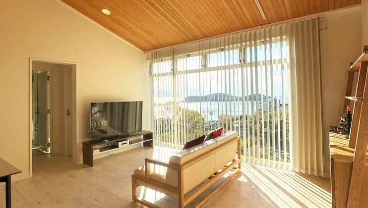 Dört Kişilik Oda, Sigara İçilmez, Okyanus Manzaralı (TEN)