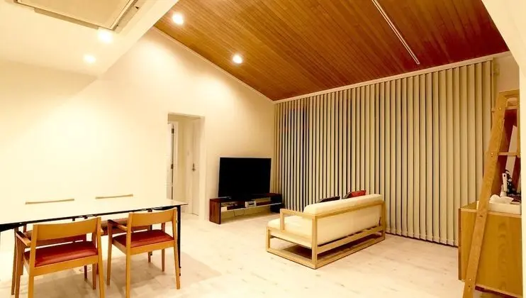 Dört Kişilik Oda, Sigara İçilmez, Okyanus Manzaralı (TEN)