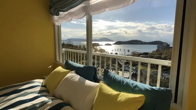 Dört Kişilik Oda, Sigara İçilmez, Okyanus Manzaralı (TEN)