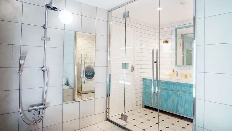 Dört Kişilik Oda, Sigara İçilmez, Okyanus Manzaralı (TEN)