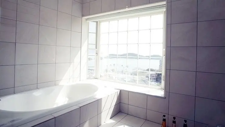 Dört Kişilik Oda, Sigara İçilmez, Okyanus Manzaralı (TEN)