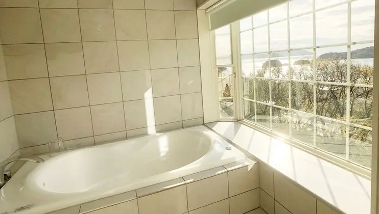 Dört Kişilik Oda, Sigara İçilmez, Okyanus Manzaralı (TEN)