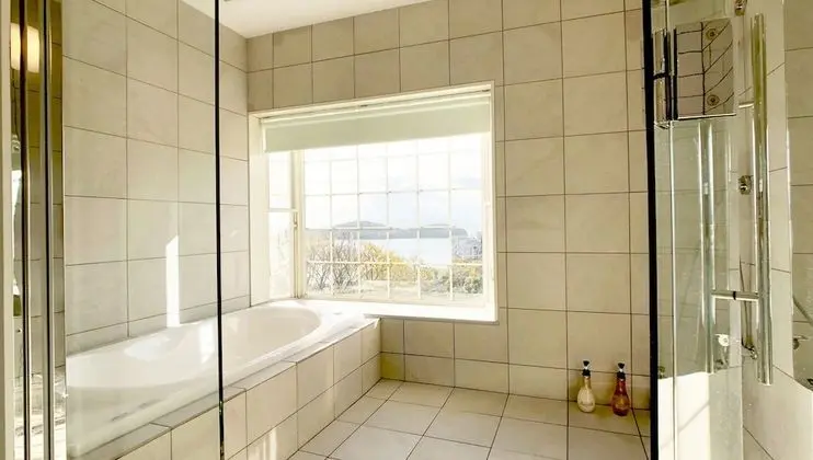 Dört Kişilik Oda, Sigara İçilmez, Okyanus Manzaralı (TEN)