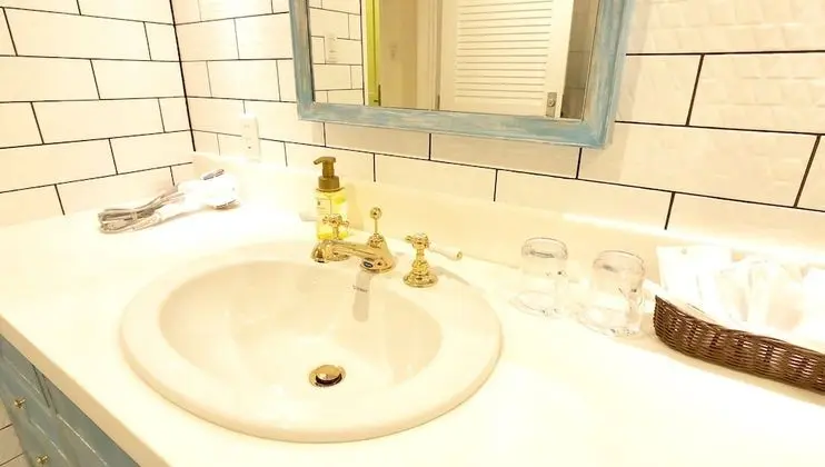 Dört Kişilik Oda, Sigara İçilmez, Okyanus Manzaralı (TEN)