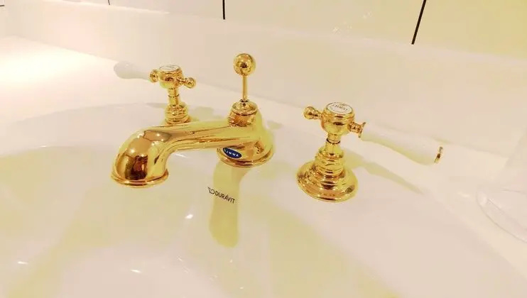 Dört Kişilik Oda, Sigara İçilmez, Okyanus Manzaralı (TEN)