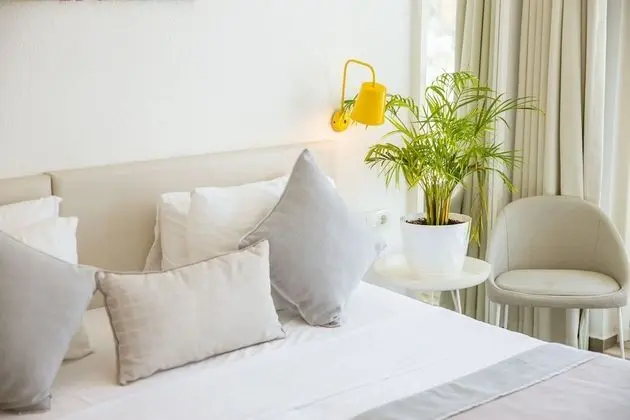 Standard Tek Büyük veya İki Ayrı Yataklı Oda, Balkon, Kısmi Deniz Manzaralı