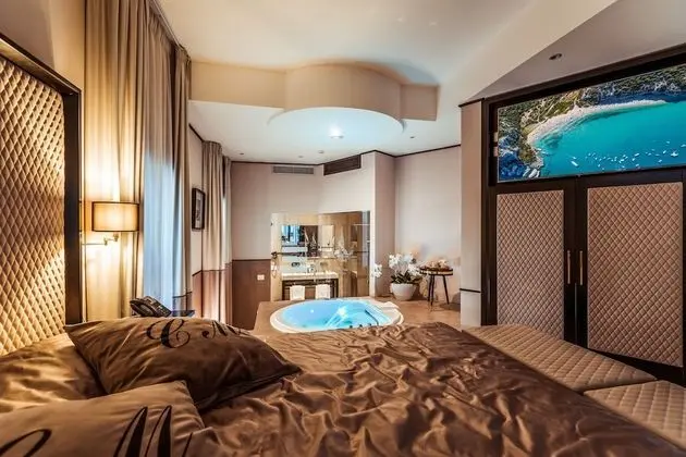 Luxury Suite, with hot tub and sauna