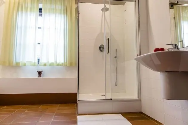 Tek Büyük veya İki Ayrı Yataklı Oda, Sıcak Su Küveti (Alzavola)