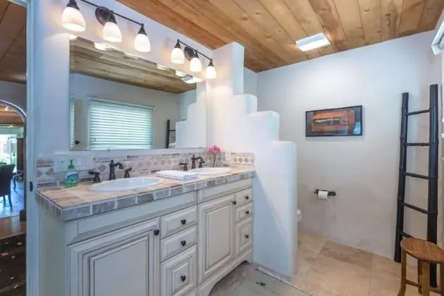 Ev (La Luz - Luxurious East Side Adobe wi)