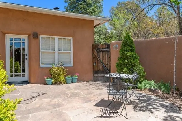 Ev (La Luz - Luxurious East Side Adobe wi)