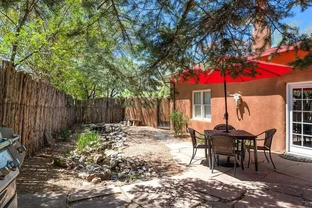 Ev (La Luz - Luxurious East Side Adobe wi)