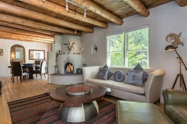 Ev (La Luz - Luxurious East Side Adobe wi)