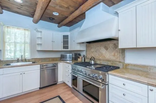 Ev (La Luz - Luxurious East Side Adobe wi)