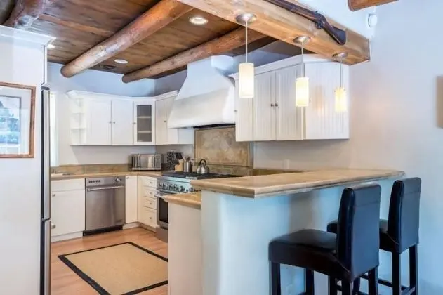 Ev (La Luz - Luxurious East Side Adobe wi)