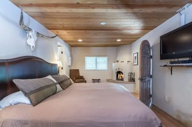 Ev (La Luz - Luxurious East Side Adobe wi)