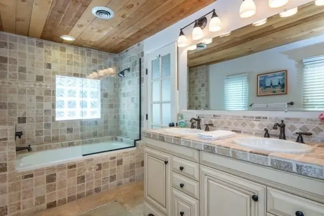 Ev (La Luz - Luxurious East Side Adobe wi)