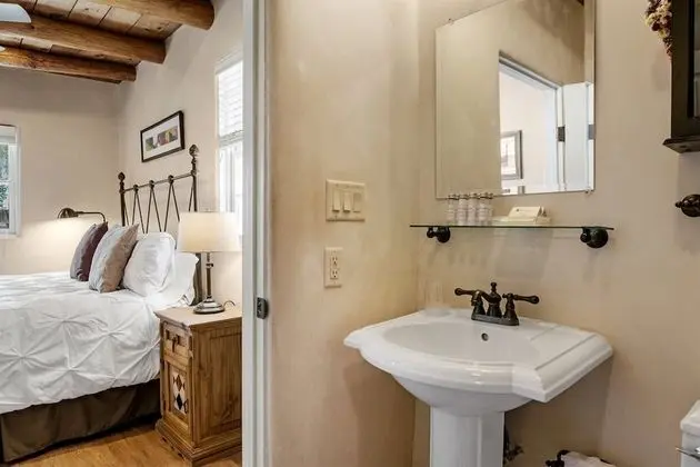 Ev (La Luz - Luxurious East Side Adobe wi)
