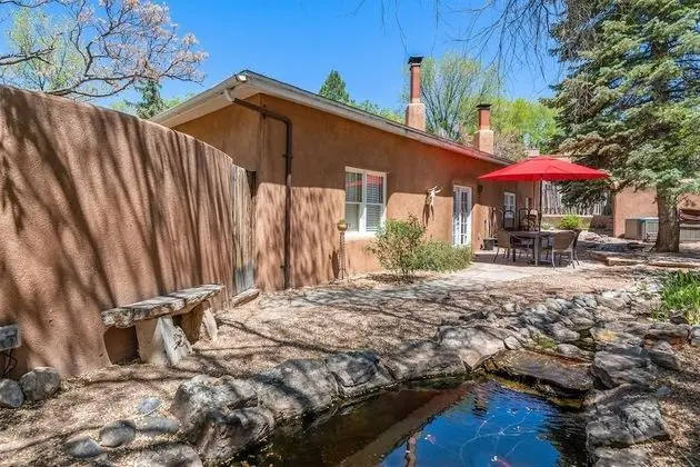 Ev (La Luz - Luxurious East Side Adobe wi)