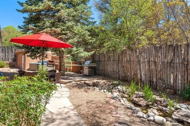 Ev (La Luz - Luxurious East Side Adobe wi)