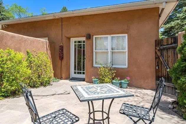Ev (La Luz - Luxurious East Side Adobe wi)