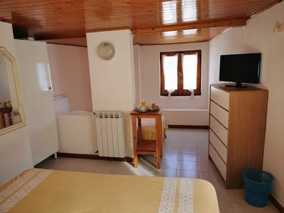 Üç Kişilik Oda