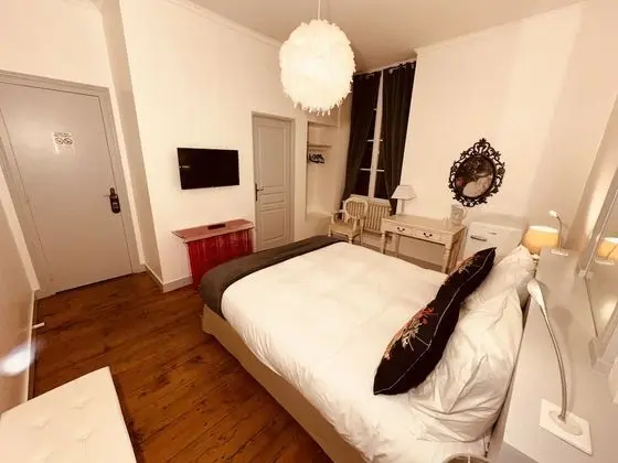 Deluxe Tek Büyük veya İki Ayrı Yataklı Oda, Özel Banyo, Havuz Manzaralı