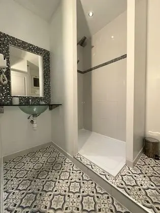 Deluxe Tek Büyük veya İki Ayrı Yataklı Oda, Özel Banyo, Havuz Manzaralı