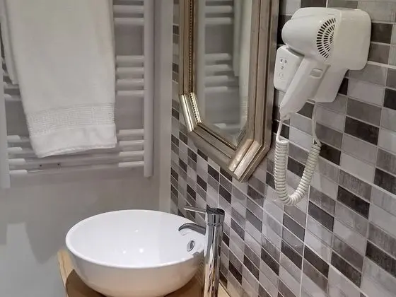 Deluxe Tek Büyük veya İki Ayrı Yataklı Oda, Özel Banyo, Havuz Manzaralı