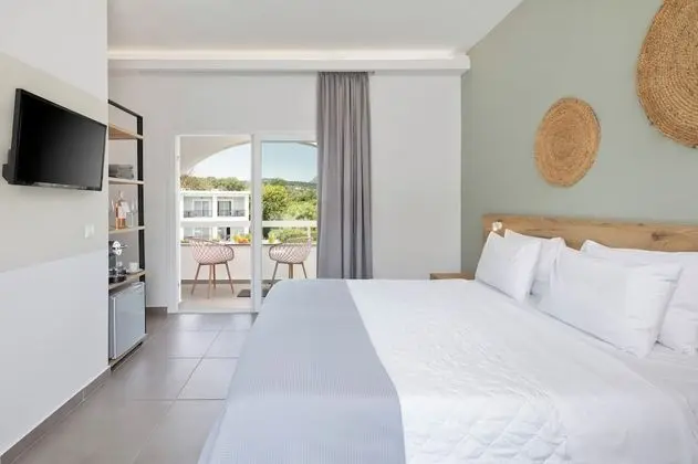 Deluxe Tek Büyük veya İki Ayrı Yataklı Oda, Havuz Manzaralı