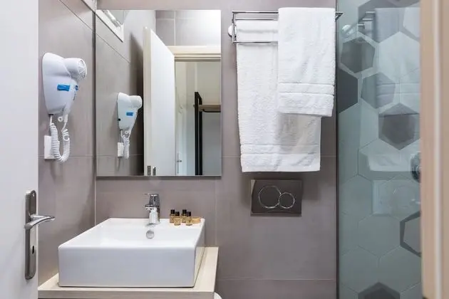 Deluxe Tek Büyük veya İki Ayrı Yataklı Oda, Havuz Manzaralı