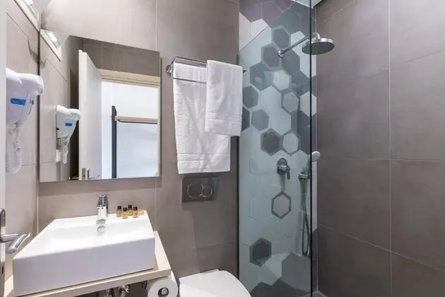 Deluxe Tek Büyük veya İki Ayrı Yataklı Oda, Havuz Manzaralı