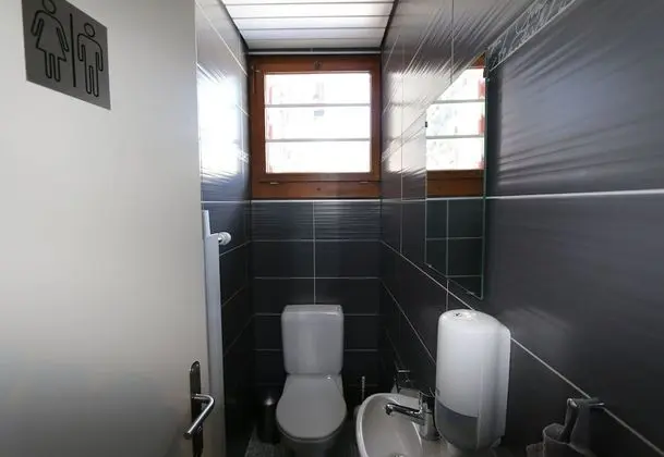 İki Ayrı Yataklı Oda, Ortak Banyo