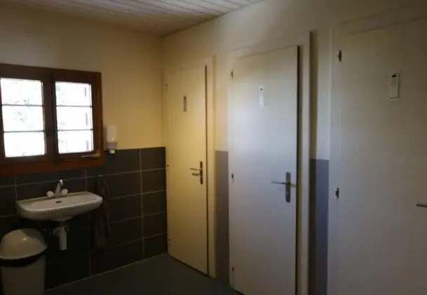 İki Ayrı Yataklı Oda, Ortak Banyo