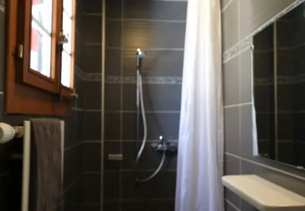 İki Ayrı Yataklı Oda, Ortak Banyo