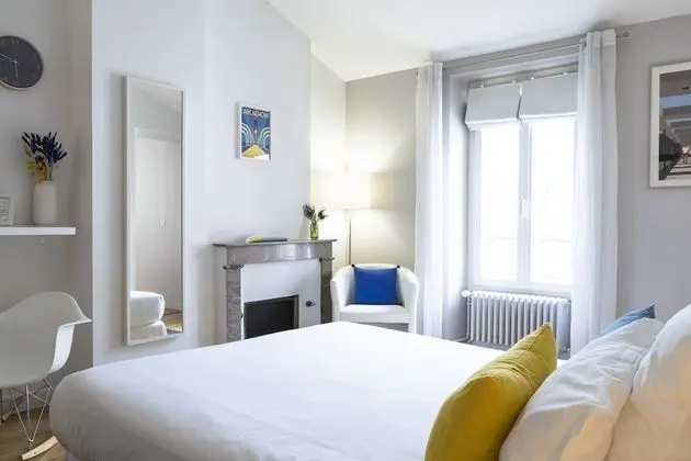 Deluxe Tek Büyük Yataklı Oda (White Room)