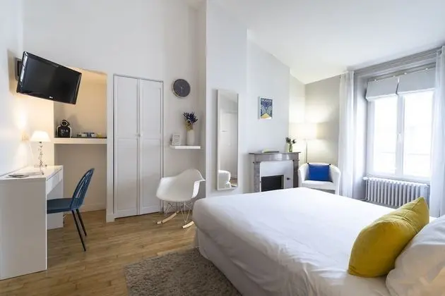 Deluxe Tek Büyük Yataklı Oda (White Room)