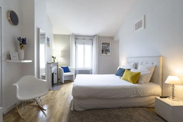 Deluxe Tek Büyük Yataklı Oda (White Room)