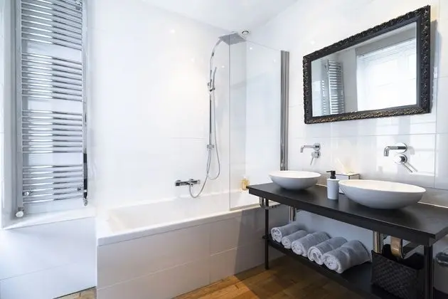 Deluxe Tek Büyük Yataklı Oda (White Room)