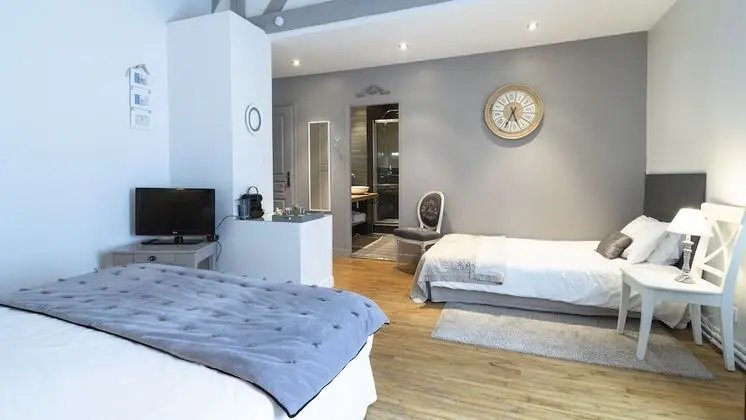 Üç Kişilik Oda (Grey Room)