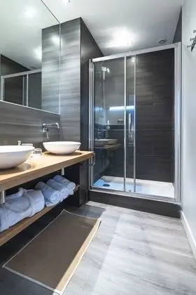 Üç Kişilik Oda (Grey Room)