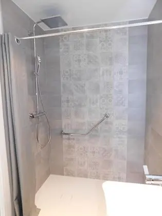 Tek Büyük Yataklı Oda, Engellilere Uygun, Özel Banyo (2)