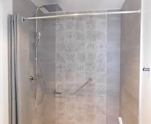 Tek Büyük Yataklı Oda, Engellilere Uygun, Özel Banyo (2)