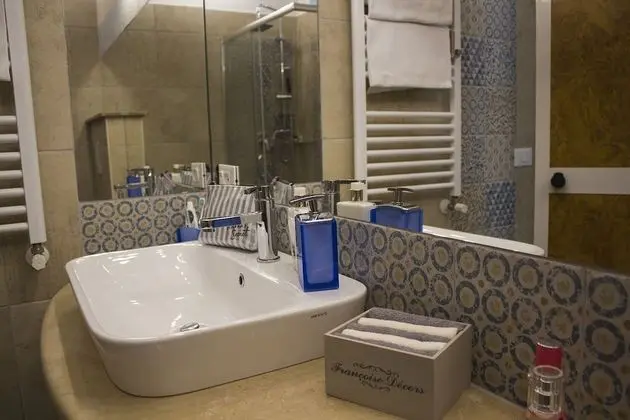 Tek Büyük Yataklı Oda, Balkon, Bahçe Manzaralı