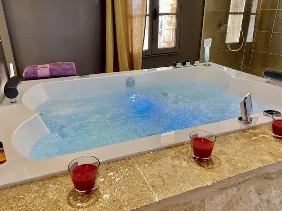 Luxury Süit, 1 Büyük (Queen) Boy Yatak, Jakuzi (Graffiti)