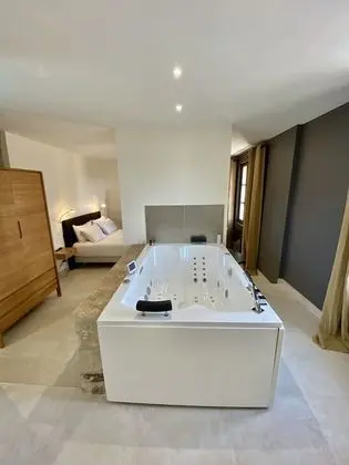 Luxury Süit, 1 Büyük (Queen) Boy Yatak, Jakuzi (Graffiti)